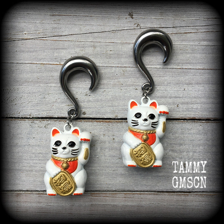 Japanese Maneki Neko beckoning cat earrings for stretched lobes. Available on half curls, full curls and cradles from 4mm up to 30mm. 