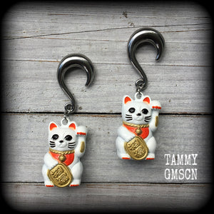 Japanese Maneki Neko beckoning cat earrings for stretched lobes. Available on half curls, full curls and cradles from 4mm up to 30mm. 