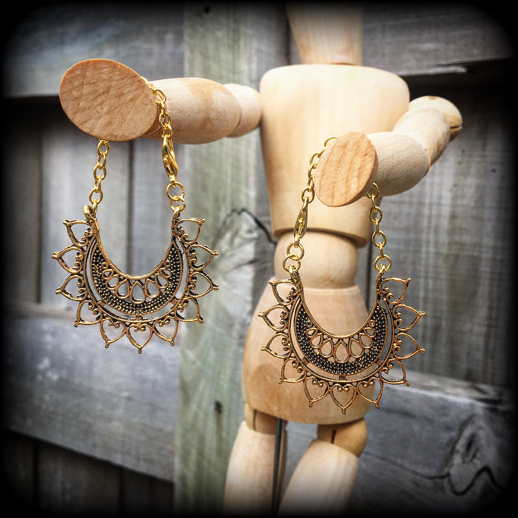 These antique gold mandala heart earrings are nice and dangly, measuring 7cms from tip to tip, and weighing  7 grams each piece, made with chain/ lobster clasp 8mm option, for silicone earlets or tunnels in stretched lobes from 0 gauge (8mm). 
