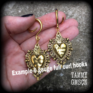These beautiful antique gold gauged earrings feature a gorgeous antique gold milagros sacred heart, measuring just on 7cms from tip to tip, and weighing approx 7 grams each, nice and lightweight.
This pair has been made on 6 gauge (4mm) surgical steel full curl hooks, to be worn in stretched lobes.