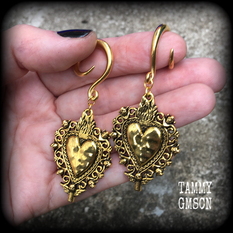 These beautiful antique gold gauged earrings feature a gorgeous antique gold milagros sacred heart, measuring just on 7cms from tip to tip, and weighing approx 7 grams each, nice and lightweight.
This pair has been made on 6 gauge (4mm) surgical steel full curl hooks, to be worn in stretched lobes.