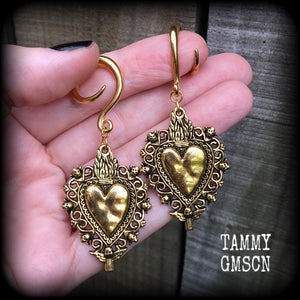 These beautiful antique gold gauged earrings feature a gorgeous antique gold milagros sacred heart, measuring just on 7cms from tip to tip, and weighing approx 7 grams each, nice and lightweight.
This pair has been made on 6 gauge (4mm) surgical steel full curl hooks, to be worn in stretched lobes.