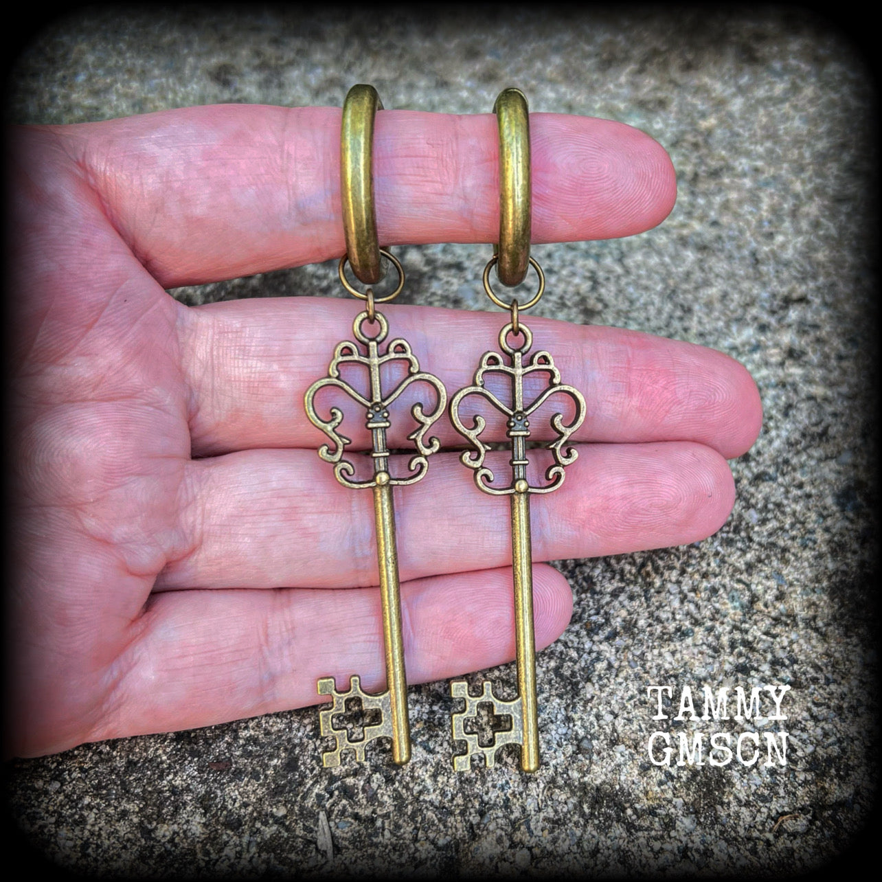 Bronze key hoop earrings-Tunnel friendly earrings