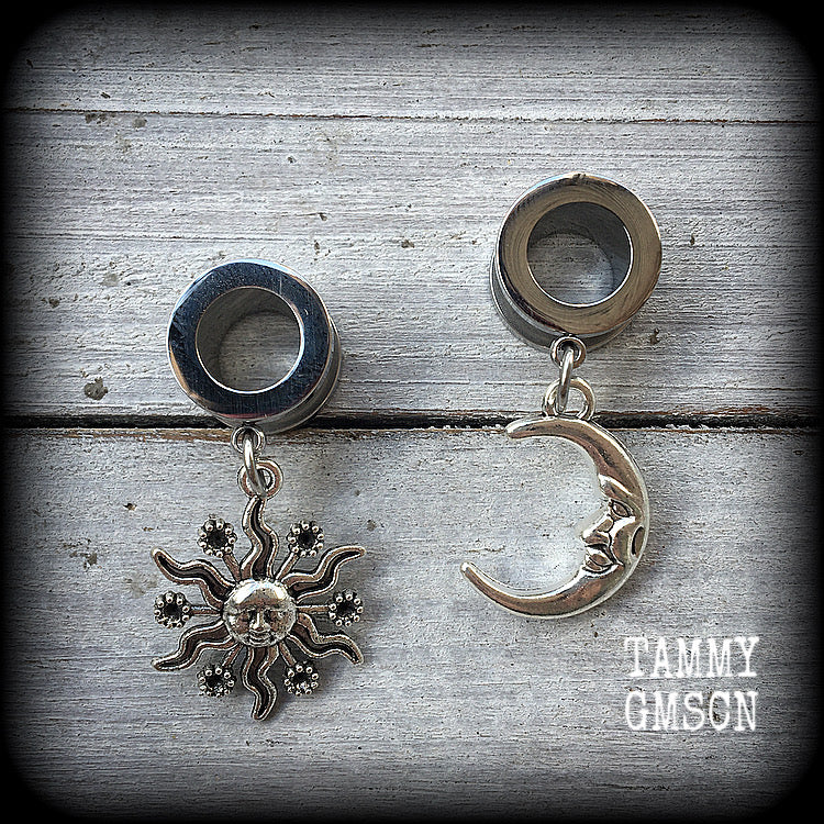 These gorgeous folk horror inspired tunnels feature antique silver crescent moon and esoteric sun charms, are super light weight at just 5 grams each and measure just over 4 cms from tip to tip.

This pair has been made with 00 gauge (10mm) surgical steel screw fit tunnels-for stretched lobes.