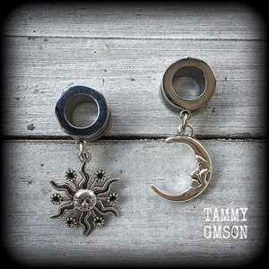 These gorgeous folk horror inspired tunnels feature antique silver crescent moon and esoteric sun charms, are super light weight at just 5 grams each and measure just over 4 cms from tip to tip.

This pair has been made with 00 gauge (10mm) surgical steel screw fit tunnels-for stretched lobes.