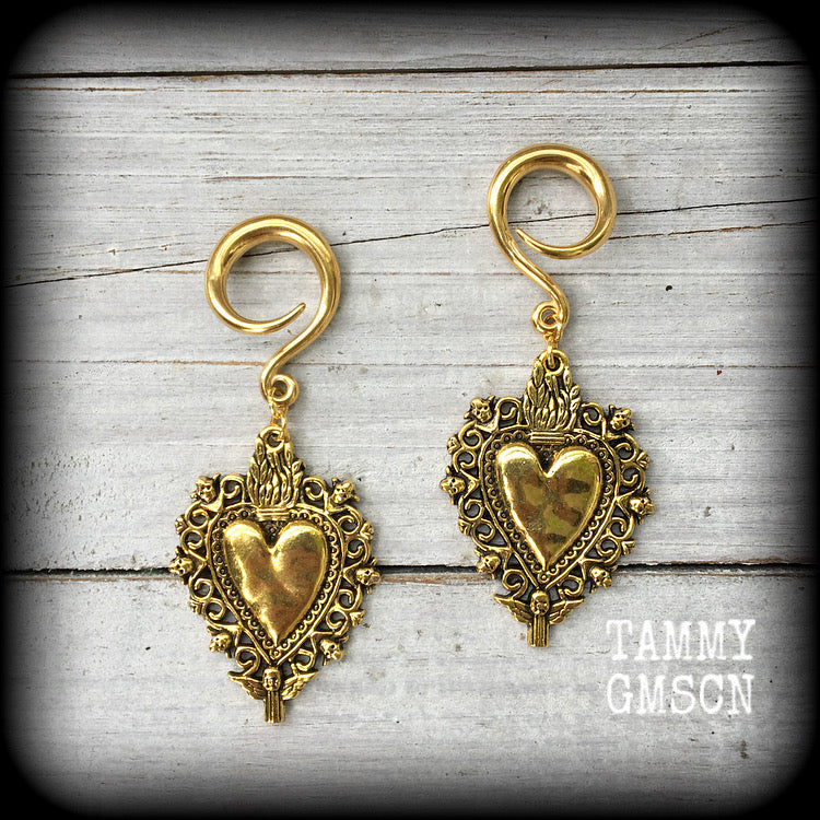 These beautiful antique gold gauged earrings feature a gorgeous antique gold milagros sacred heart, measuring just on 7cms from tip to tip, and weighing approx 7 grams each, nice and lightweight.
This pair has been made on 6 gauge (4mm) surgical steel full curl hooks, to be worn in stretched lobes.