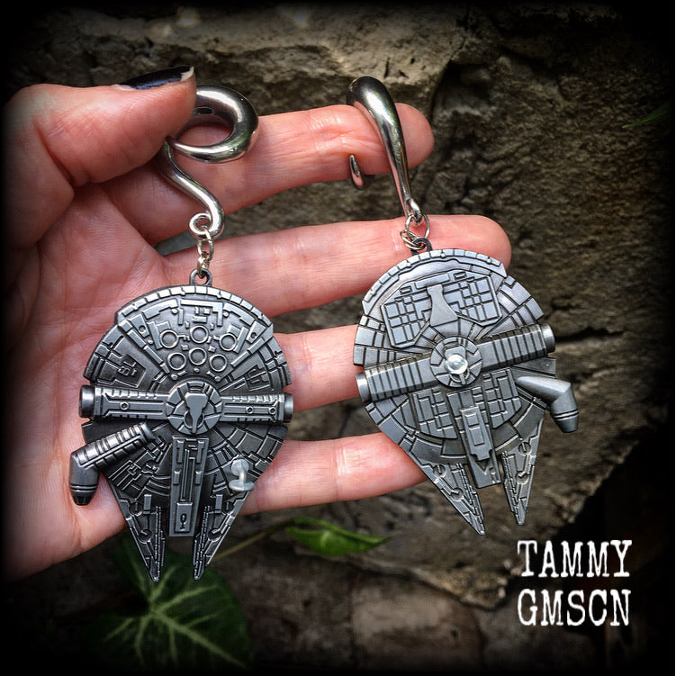 These Star Wars Millenium Falcon ear weights are nice and heavy at 39 grams a piece, and nice and dangly at 11cms from tip to tip, these are BIG!!!!

This pair has been made on 0 gauge (8mm) surgical steel full curl hooks, to be worn in stretched lobes.
