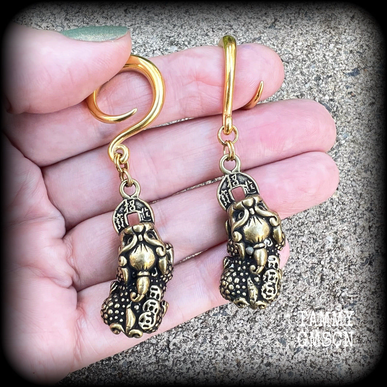 Brass ear weights Foo dog ear weights Chinese lion gauges 6 gauge ear weights Body jewelry Spirals Saddles Cradles 4mm 6mm 8mm 10mm 12mm 14mm 16mm 19mm 22mm 25mm 28mm 30mm Stretched ears Stretched lobes Gauged earrings Gauged ears Ear hangers 