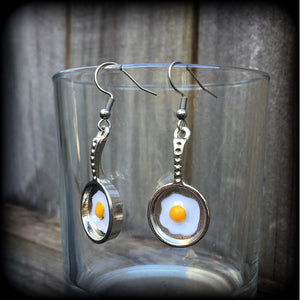 Frying pan and eggs earrings-Fried egg earrings