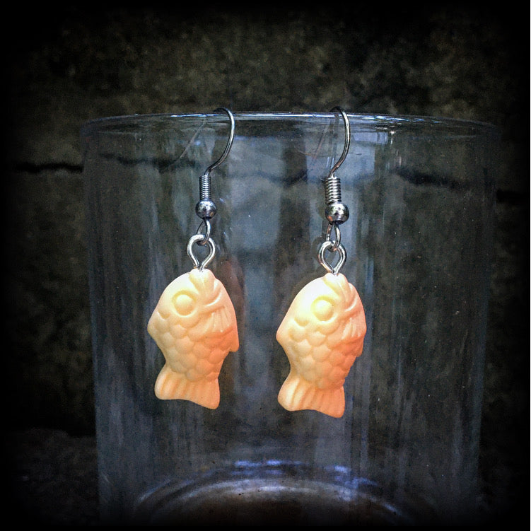 Red bean fish earrings Korean dessert Taiyaki earrings Manjyu earrings Manjyu fish earrings Japanese earrings Ice cream earrings Cake earrings Pierced ears Ears gauges Novelty earrings Gifts for girls Kawaii earrings