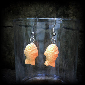 Red bean fish earrings Korean dessert Taiyaki earrings Manjyu earrings Manjyu fish earrings Japanese earrings Ice cream earrings Cake earrings Pierced ears Ears gauges Novelty earrings Gifts for girls Kawaii earrings