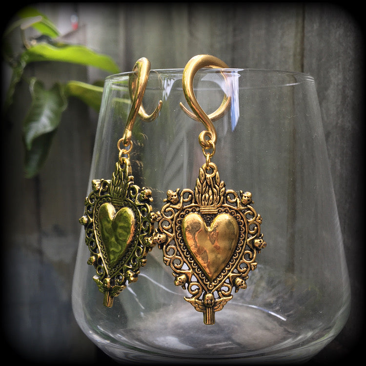 These beautiful antique gold gauged earrings feature a gorgeous antique gold milagros sacred heart, measuring just on 7cms from tip to tip, and weighing approx 7 grams each, nice and lightweight.
This pair has been made on 6 gauge (4mm) surgical steel full curl hooks, to be worn in stretched lobes.