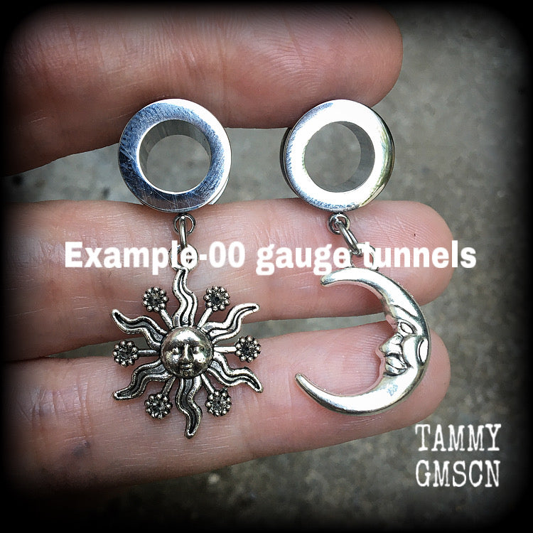 These gorgeous folk horror inspired tunnels feature antique silver crescent moon and esoteric sun charms, are super light weight at just 5 grams each and measure just over 4 cms from tip to tip.

This pair has been made with 00 gauge (10mm) surgical steel screw fit tunnels-for stretched lobes.